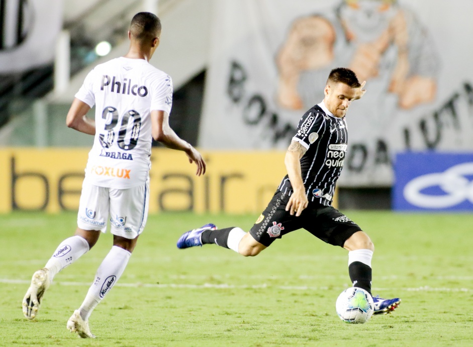 Volante Ramiro durante partida entre Corinthians e Santos, na Vila Belmiro, pelo Brasileirão