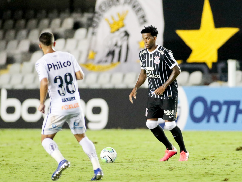 Zagueiro Gil durante partida entre Corinthians e Santos, na Vila Belmiro, pelo Brasileirão