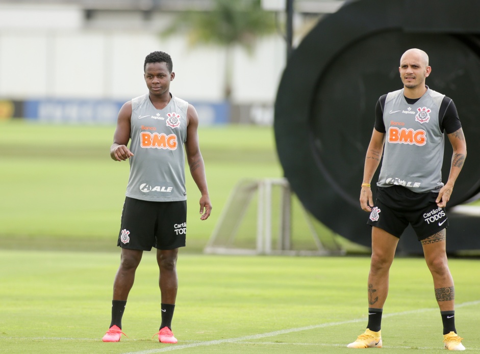 Cazares e Fábio Santos na atividade da tarde desta terça-feira no CT Dr. Joaquim Grava