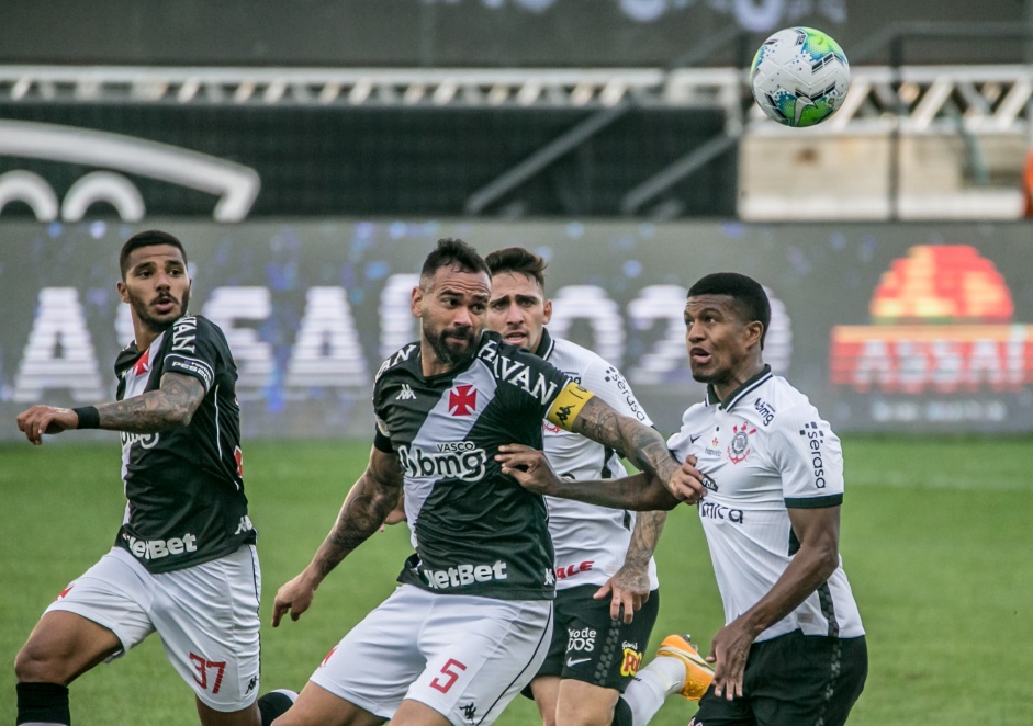 Gustavo Silva e Lo Natel no jogo contra o o Vasco, na Neo Qumica Arena, pelo Brasileiro