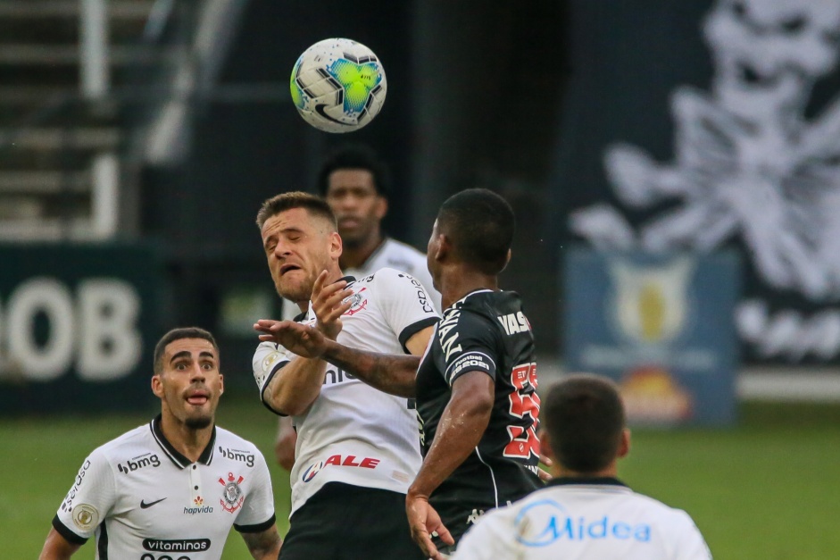 Gabriel e Ramiro na partida contra o Vasco, na Neo Química Arena, pelo Campeonato Brasileiro