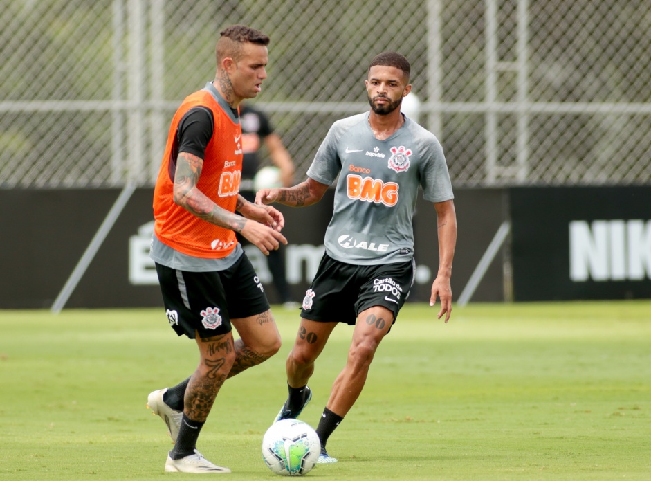Luan e Vitinho durante o treino desta segunda-feira no CT Joaquim Grava