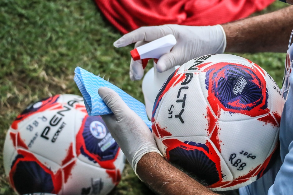 Bolas do jogo entre Red Bull Bragantino e Corinthians sendo higienizadas