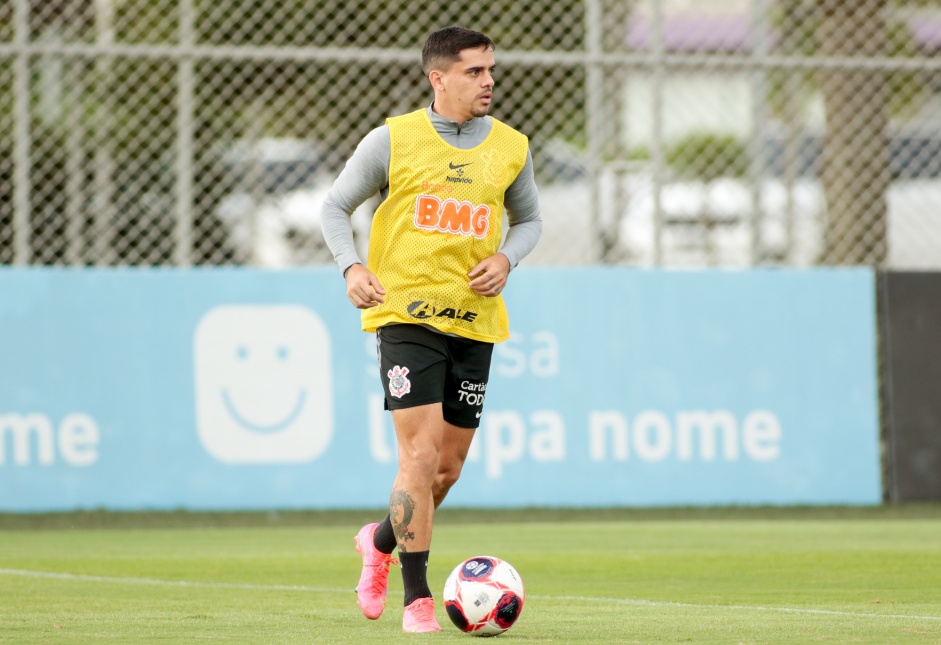 Lateral Fagner durante treinamento no CT Joaquim Grava