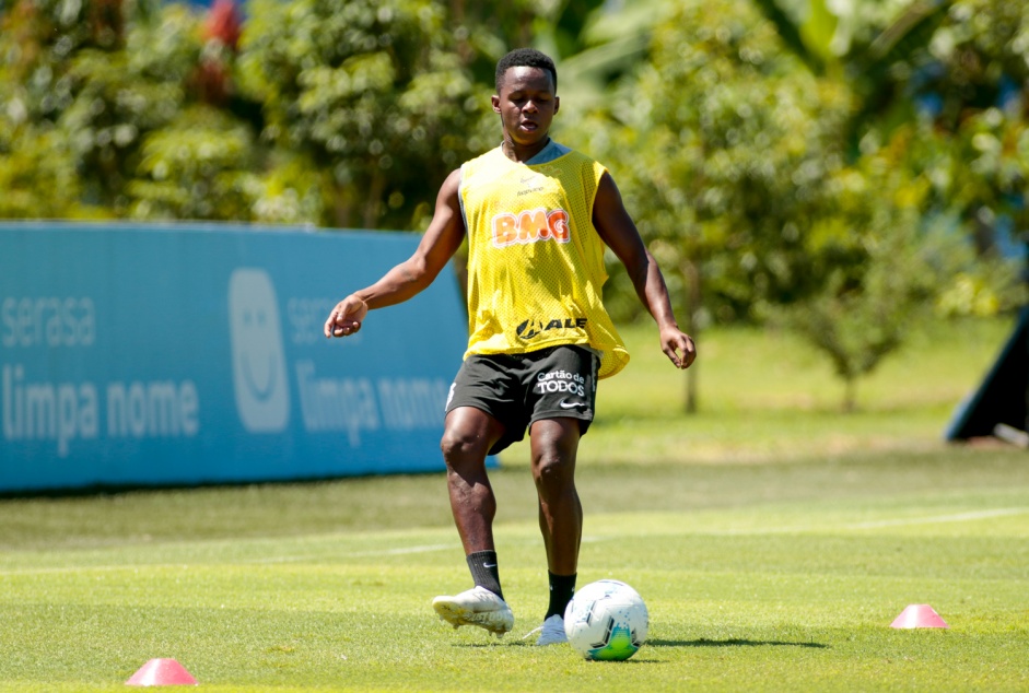 Juan Cazares no treino da manh desta tera-feira no CT Dr. Joaquim Grava