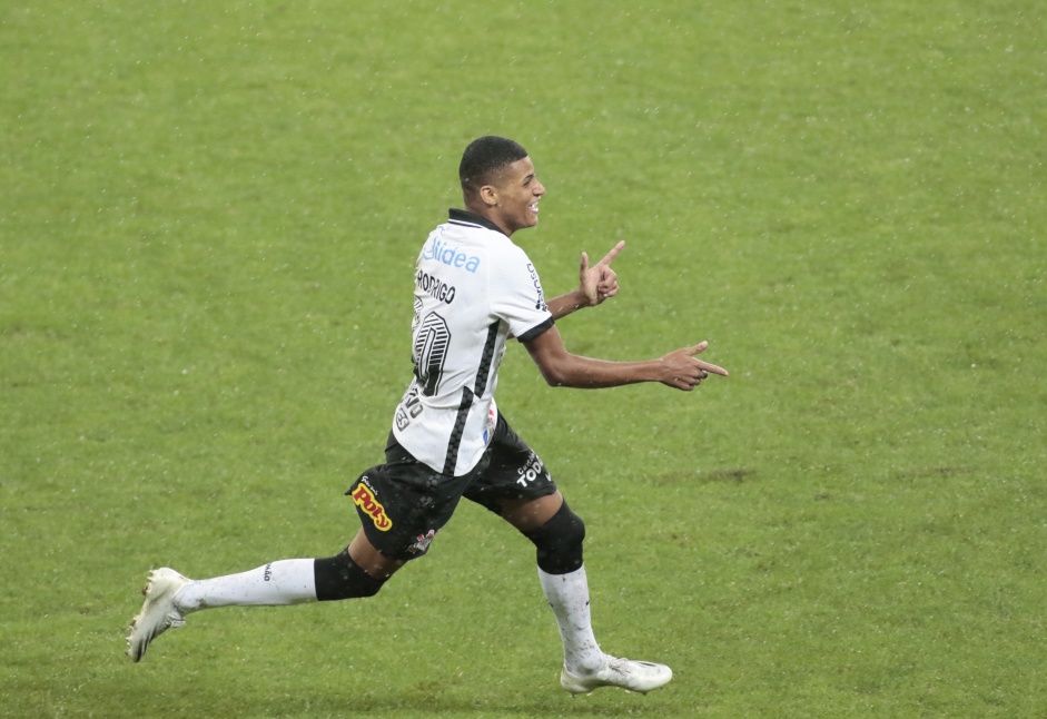 Rodrigo Varanda comemorando seu gol contra o Palmeiras, pelo Paulisto