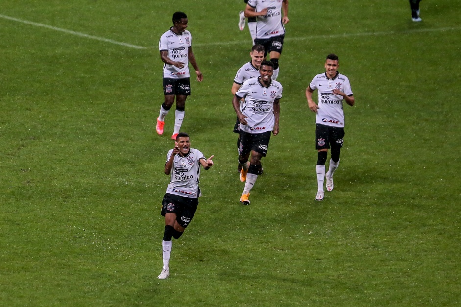 Varanda comemorando seu gol contra o Palmeiras, na Neo Química Arena, pelo Paulistão
