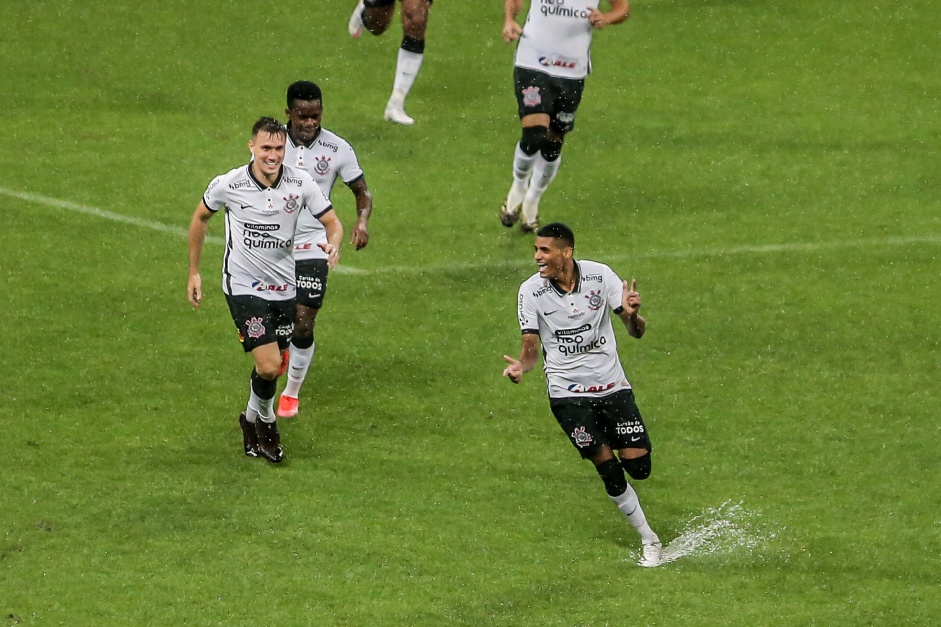 Vital, Cazares e Varanda comemorando o gol do atacante contra o Palmeiras, pelo Paulistão