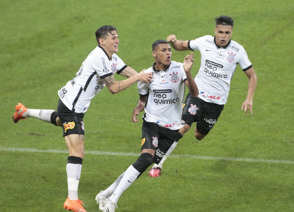Vital, Varanda e Roni no jogo entre Corinthians e Palmeiras, na Neo Química Arena, pelo Paulistão