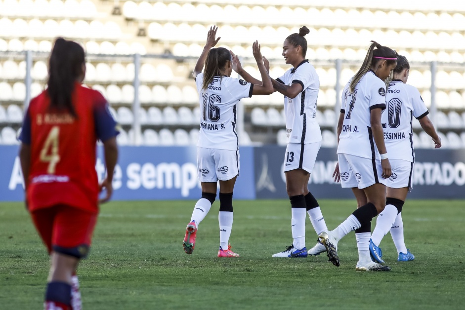 Adriana e outras jogadoras durante goleada sobre o El Nacional, pela Copa Libertadores Feminina