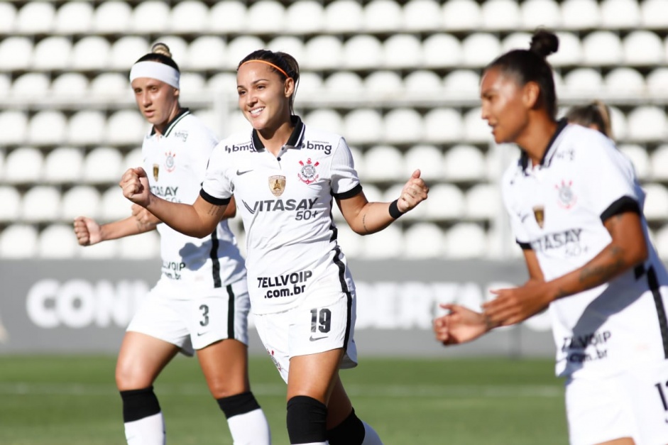 Crivelari comemorando seu gol contra o El Nacional-EQU, pela Libertadores Feminina