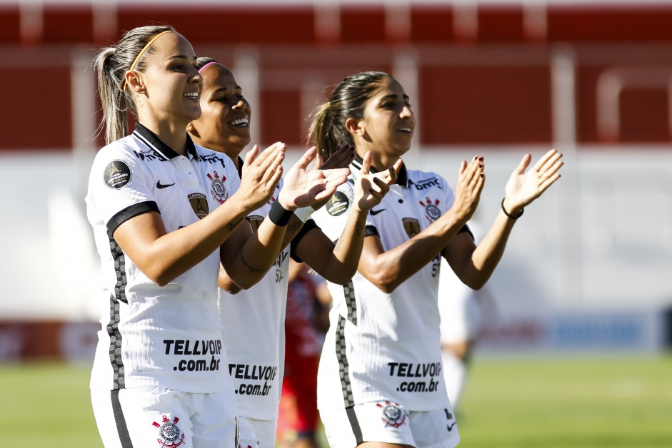 Crivelari, Victria e Katiscia durante goleada sobre o El Nacional, pela Copa Libertadores Feminina