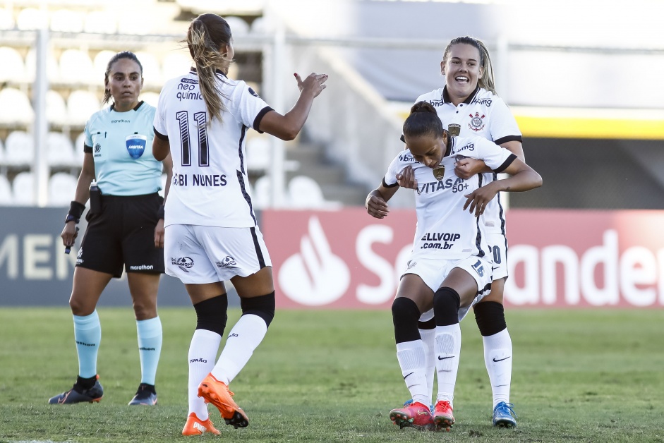 Gabi Nunes, Adriana e Andressinha durante goleada sobre o El Nacional, pela Copa Libertadores