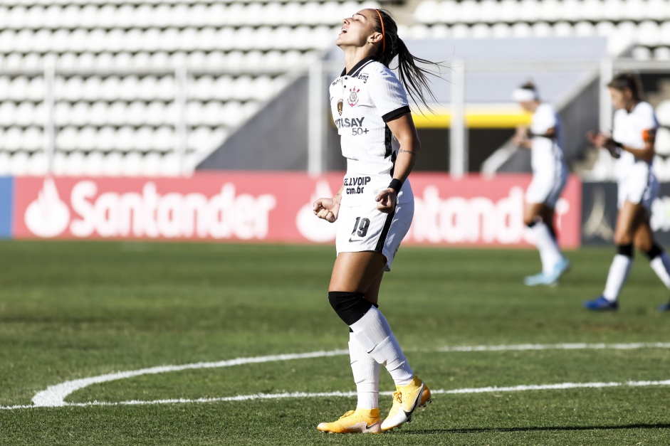Giovanna Crivelari durante goleada sobre o El Nacional, pela Copa Libertadores Feminina