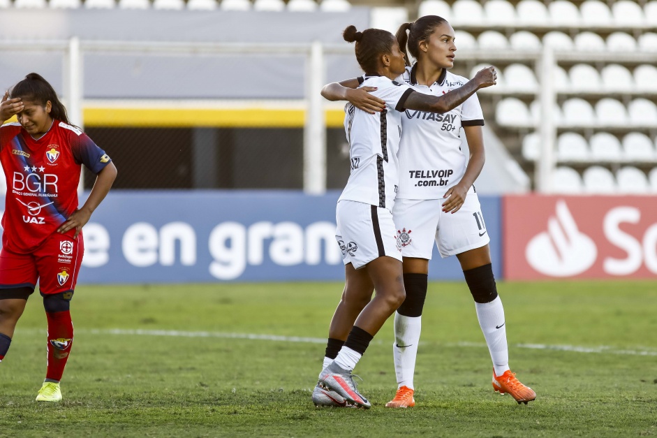 Grazi e Gabi Nunes durante goleada sobre o El Nacional, pela Copa Libertadores Feminina