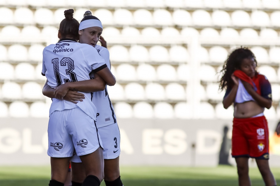 Pardal comemora gol com Grazi em goleada sobre o El Nacional, pela Copa Libertadores Feminina