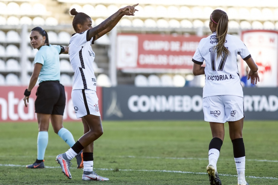 Grazi e Victria durante goleada sobre o El Nacional, pela Copa Libertadores Feminina