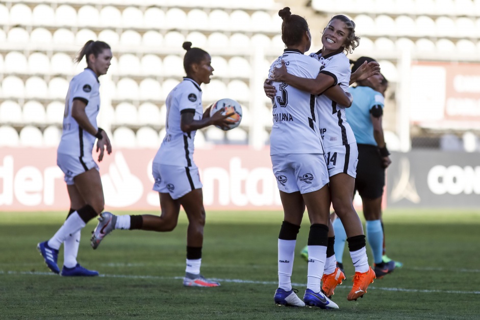 Tamires e companheiras comemorando gol contra o El Nacional