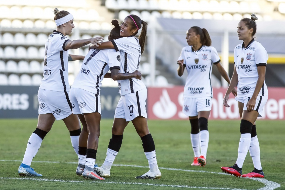 Victrias e companheiras durante goleada sobre o El Nacional, pela Copa Libertadores Feminina