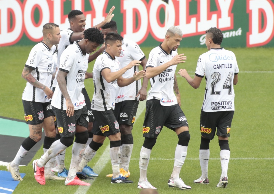 Elenco corinthiano no jogo contra a Ponte Preta, na Neo Qumica Arena, pelo Campeonato Paulista