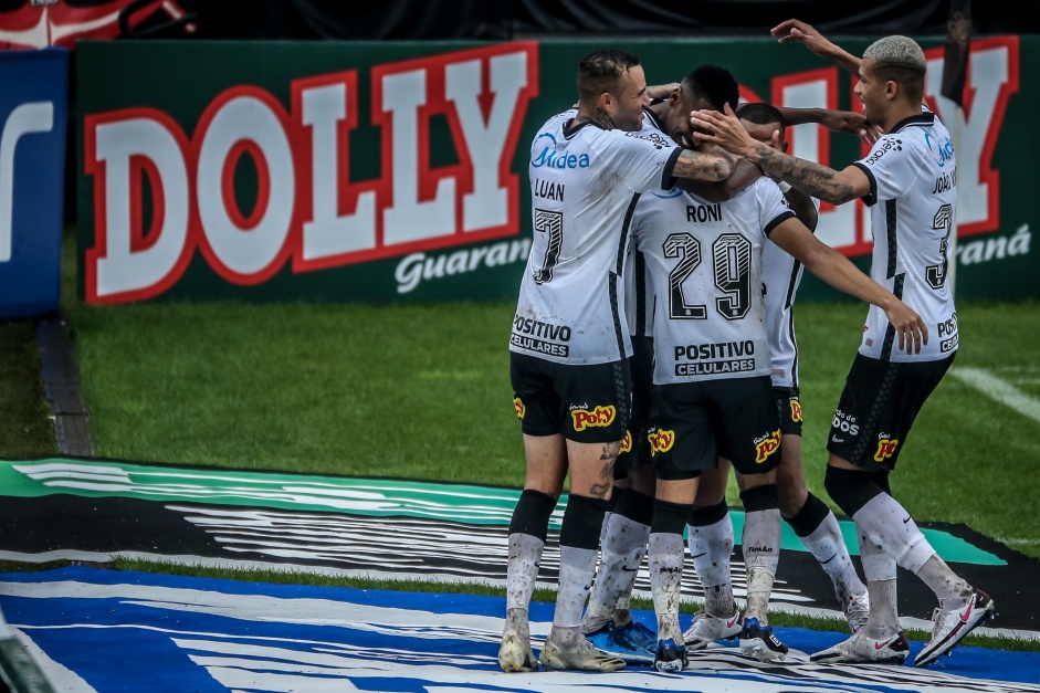 Jogadores comemorando o gol de Jô, contra a Ponte Preta