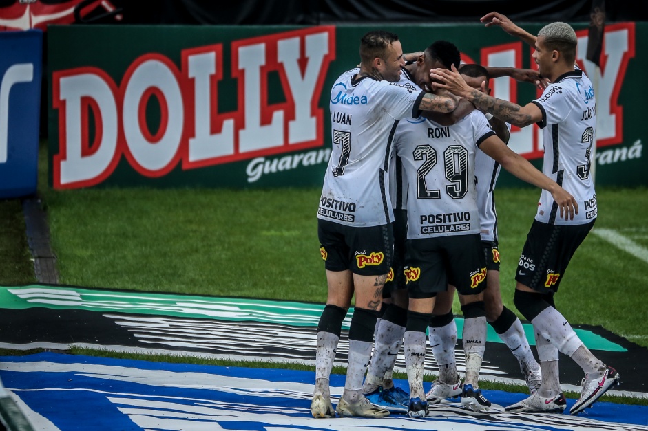 Jogadores comemorando o gol de J, contra a Ponte Preta