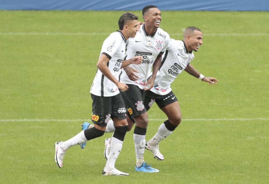 Jogadores do Corinthians no jogo contra a Ponte Preta, na Neo Qumica Arena, pelo Paulisto