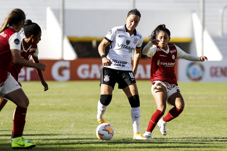 Crivelari no duelo contra o Universitario-PER, pela Copa Libertadores Feminina