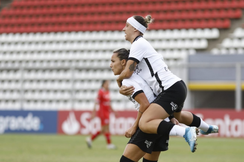 Crivelari e Pardal no jogo contra o Amrica de Cali, pela Libertadores Feminina