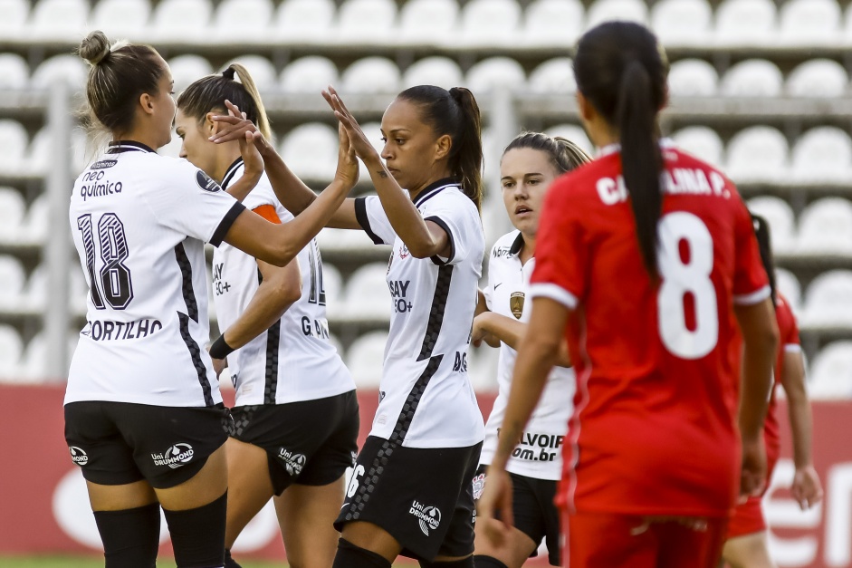 Giovanna e Adriana no jogo entre Corinthians e Amrica de Cali, pela Copa Libertadores Feminina