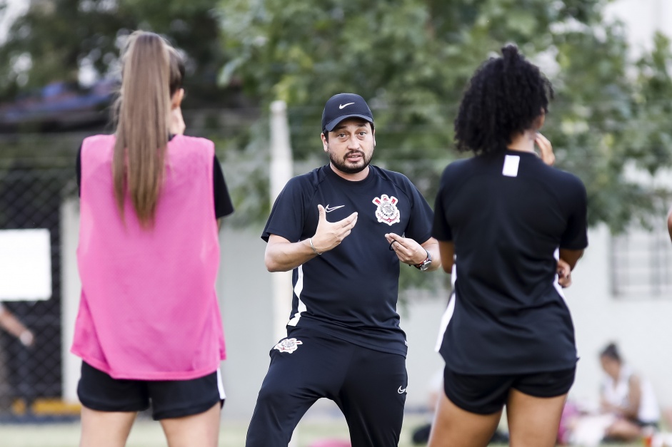Treinador Arthur Elias no treino do Corinthians Feminino