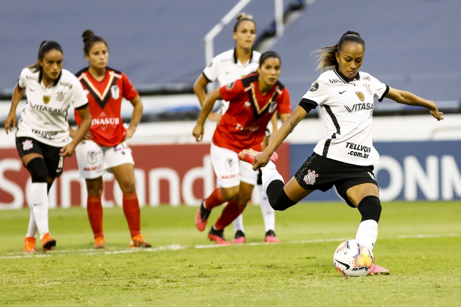 Adriana cobra pnalti contra o Santiago Morning pelas quartas da Libertadores 2020