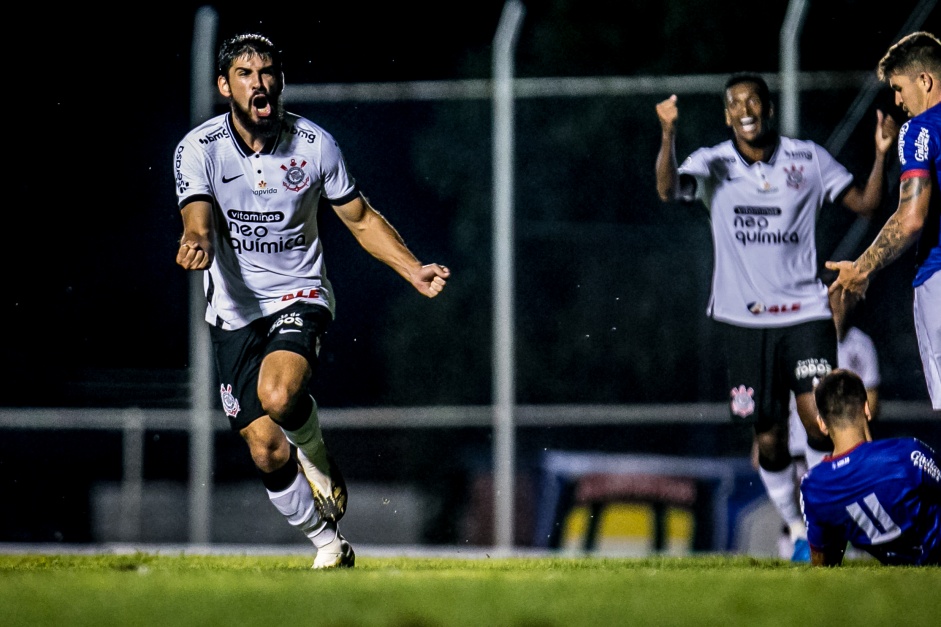 Bruno Mndez e J comemoram gol do zagueiro contra o So Caetano