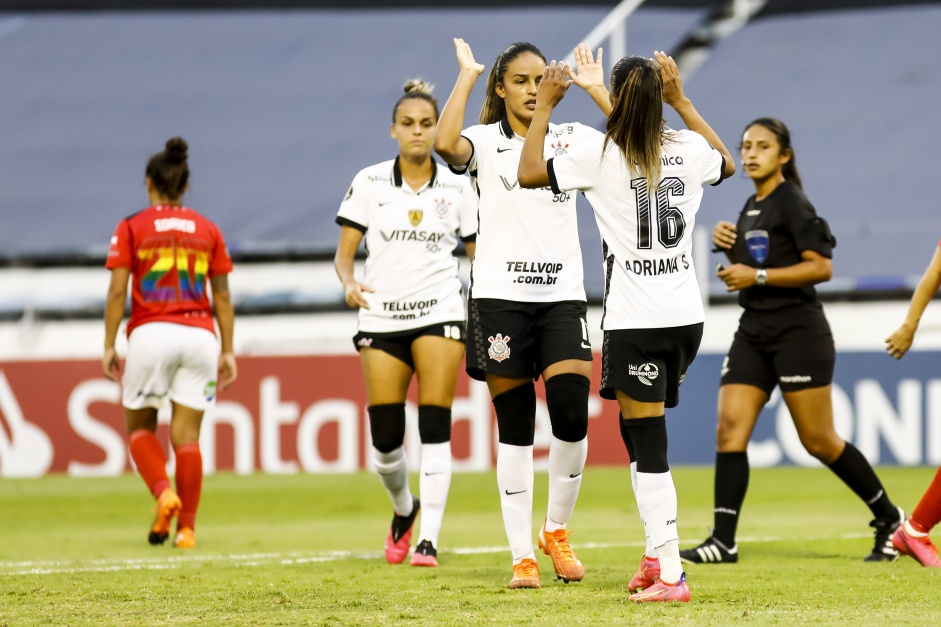 Gabi Nunes e Adriana comemoram gol diante do Santiago Morning neste domingo