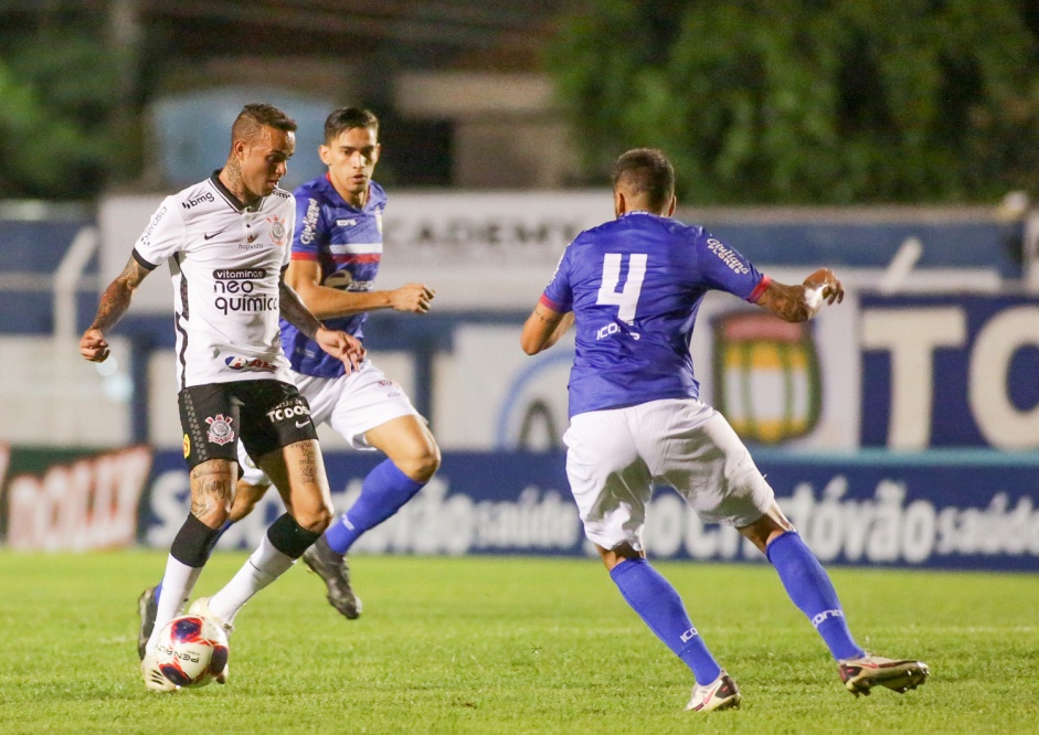 Meia Luan em ao pelo Corinthians neste domingo contra o So Caetano