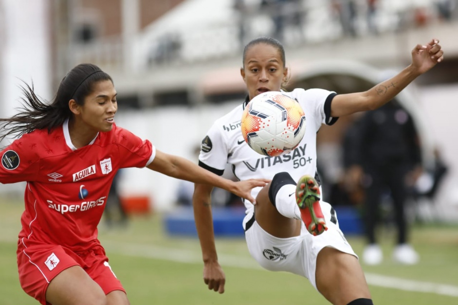 Adriana jogando contra o Amrica de Cali