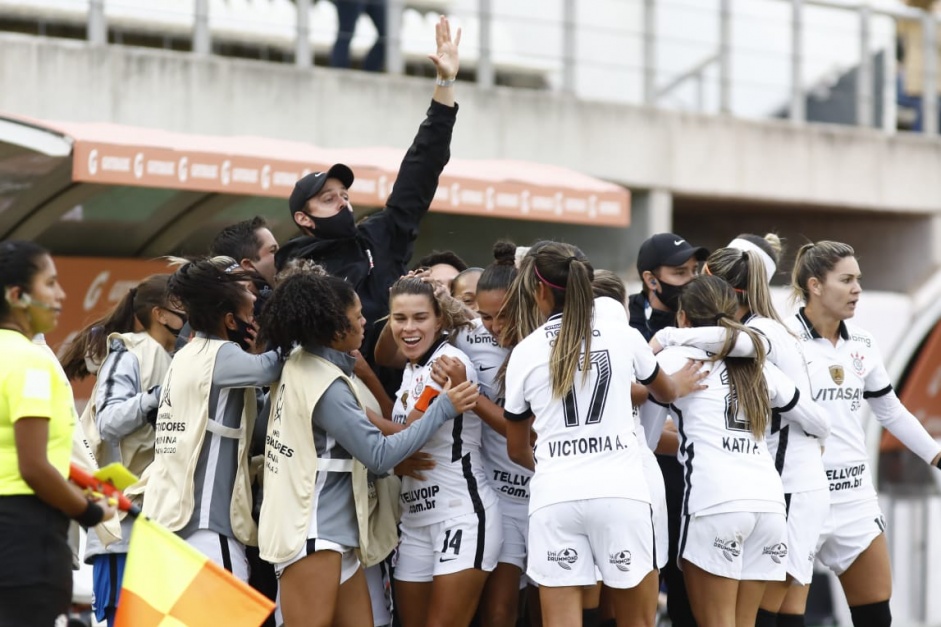 Jogadoras do Corinthians comemoram o gol marcado na Libertadores Feminina