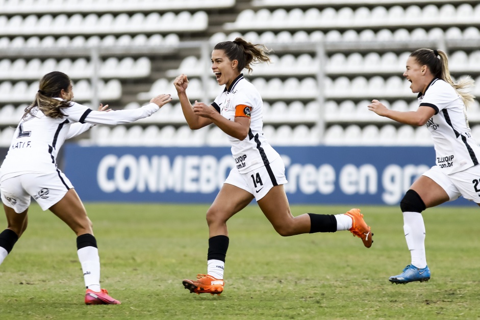 Tamires comemora gol com Kati e Andressinha