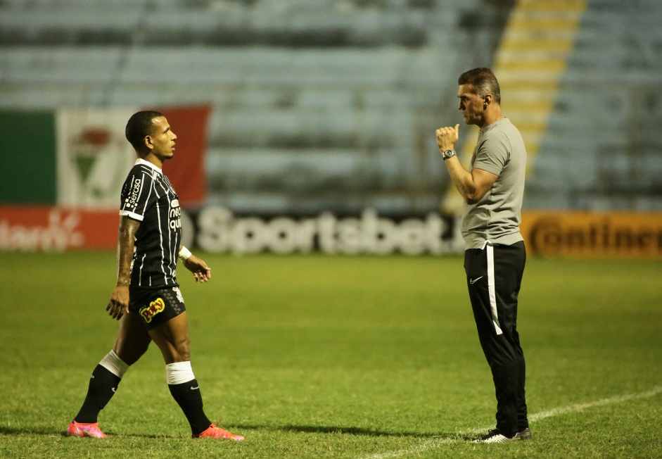 Vagner Mancini e Otero durante primeiro tempo de jogo contra o Salgueiro