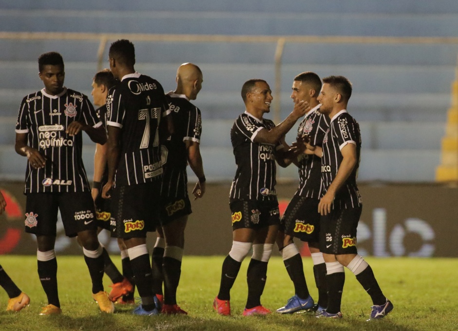 Jogadores do Corinthians comemoram gol da equipe contra o Salgueiro