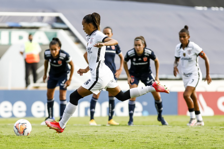 Adriana cobra pnalti e marca o primeiro gol do Corinthians contra a LaU