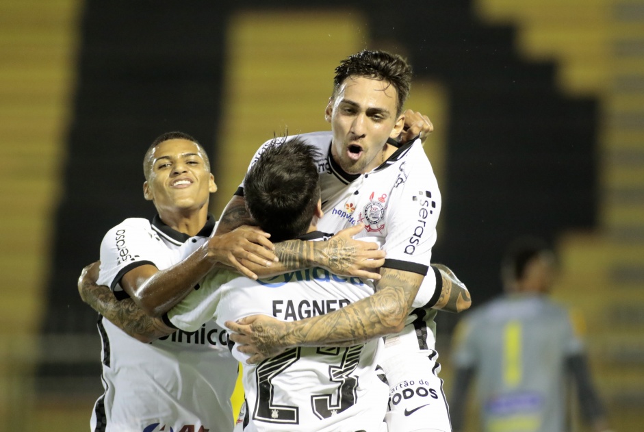 Gustavo Mosquito comemora gol diante do Mirassol com Rodrigo Varanda
