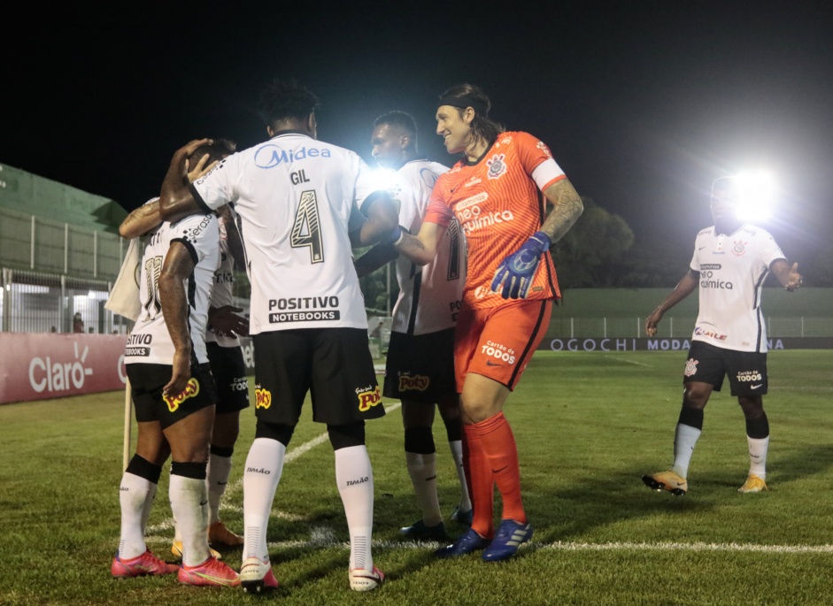 Cssio e jogadores comemoram o gol do Corinthians no primeiro tempo