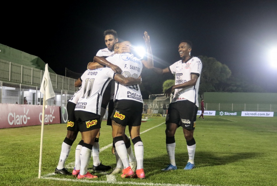 Jogadores comemorando o primeiro gol do Corinthians no duelo