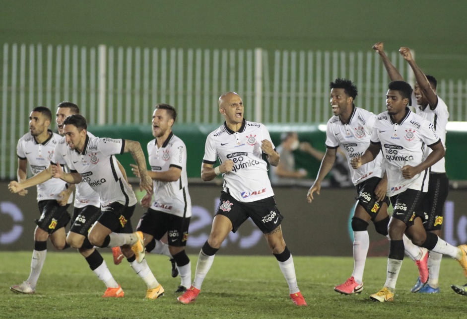 Elenco comemora a vaga na prxima fase da Copa do Brasil