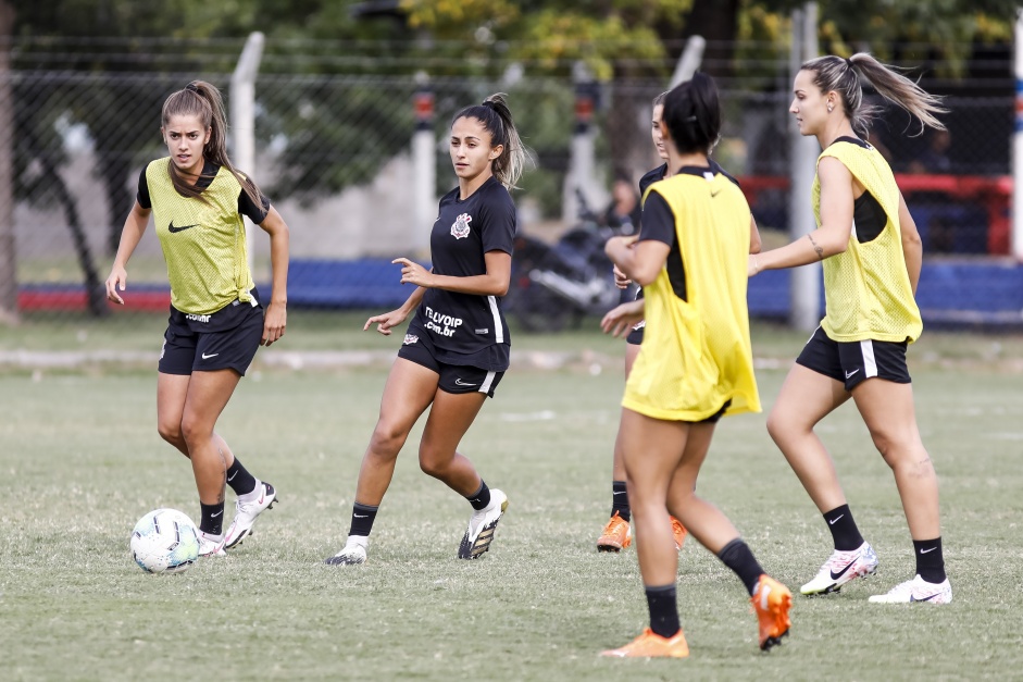 Jheniffer, Diany, Campiolo e demais jogadoras no treinamento do Corinthians Feminino