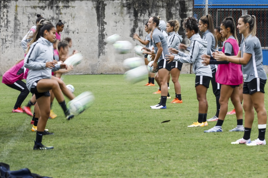 Jogadoras reunidas durante atividade de hoje do Corinthians Feminino