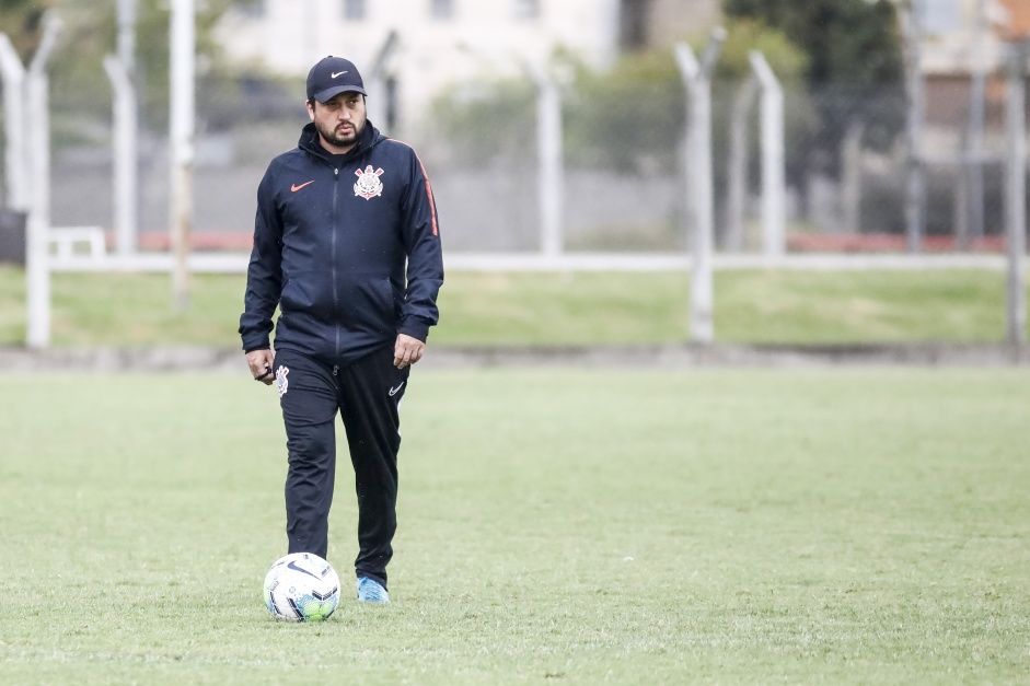 Tcnico Arthur Elias durante atividade de hoje do Corinthians Feminino