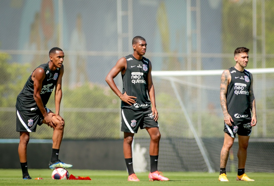 Cauê, Felipe Augusto e Gustavo Silva em treinamento no CT Joaquim Grava