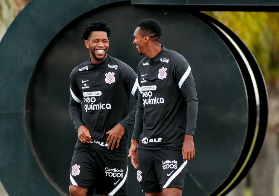 Gil e J conversam durante o treino do Corinthians no CT Joaquim Grava